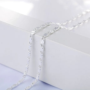 Elegância Clássica: Corrente de Clavícula em Prata
